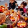 أطباق هالوين من Meanplan مقاس 9 بوصات من أطباق ورقية عليها Bloody Hands من Halloween أدوات مائدة مرعبة لحفلات الهالوين وديكور حفلات الزومبي للمقبلات والغداء والعشاء والحلوى (عبوة من 48 قطعة)